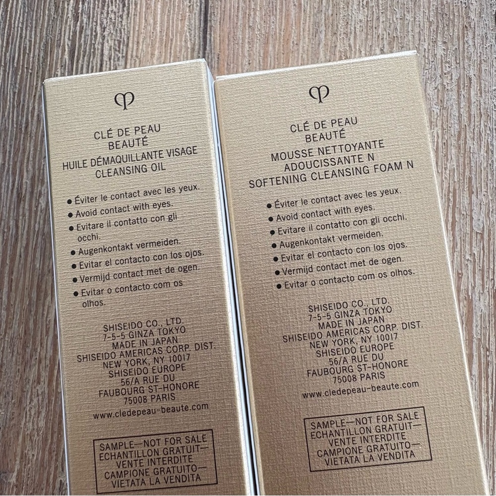 Cle de peau Makeup Bag and Travel Cleanser Duo - Picture 7 of 8